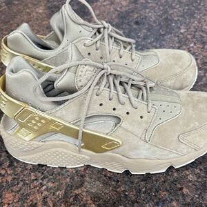 Men’s Nike Air Hurache Beige Suede/Gold Sneakers RARE